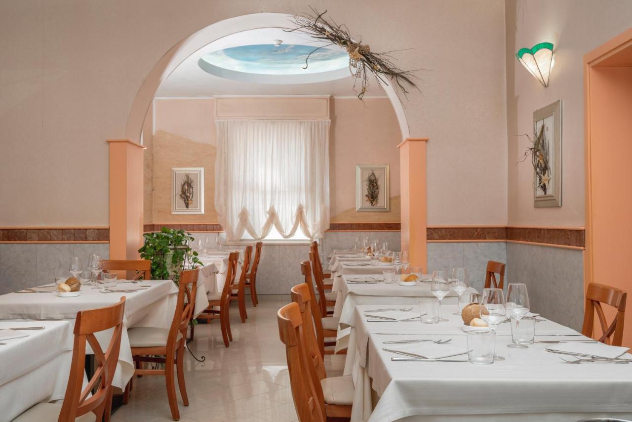 Albergo Ristorante Pozzi ベラーリア・イジェア・マリーナ エクステリア 写真