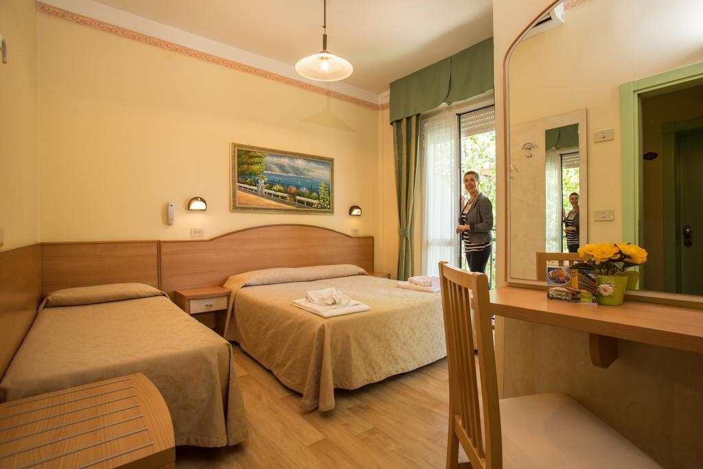 Albergo Ristorante Pozzi ベラーリア・イジェア・マリーナ エクステリア 写真